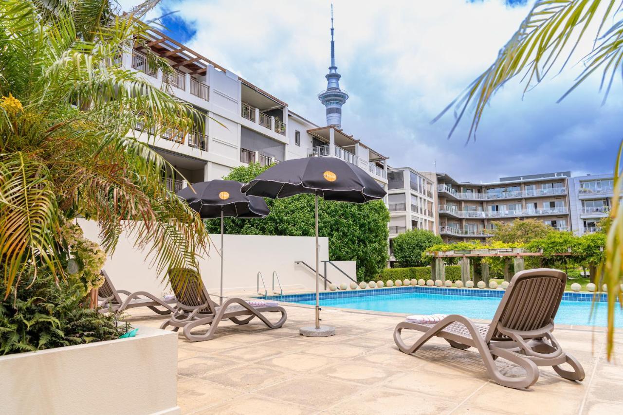 ホテル Ohtel オークランド エクステリア 写真 The swimming pool at the hotel