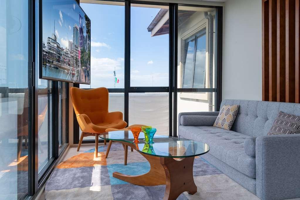 ホテル Ohtel オークランド 部屋 写真 A living room with a view of the city