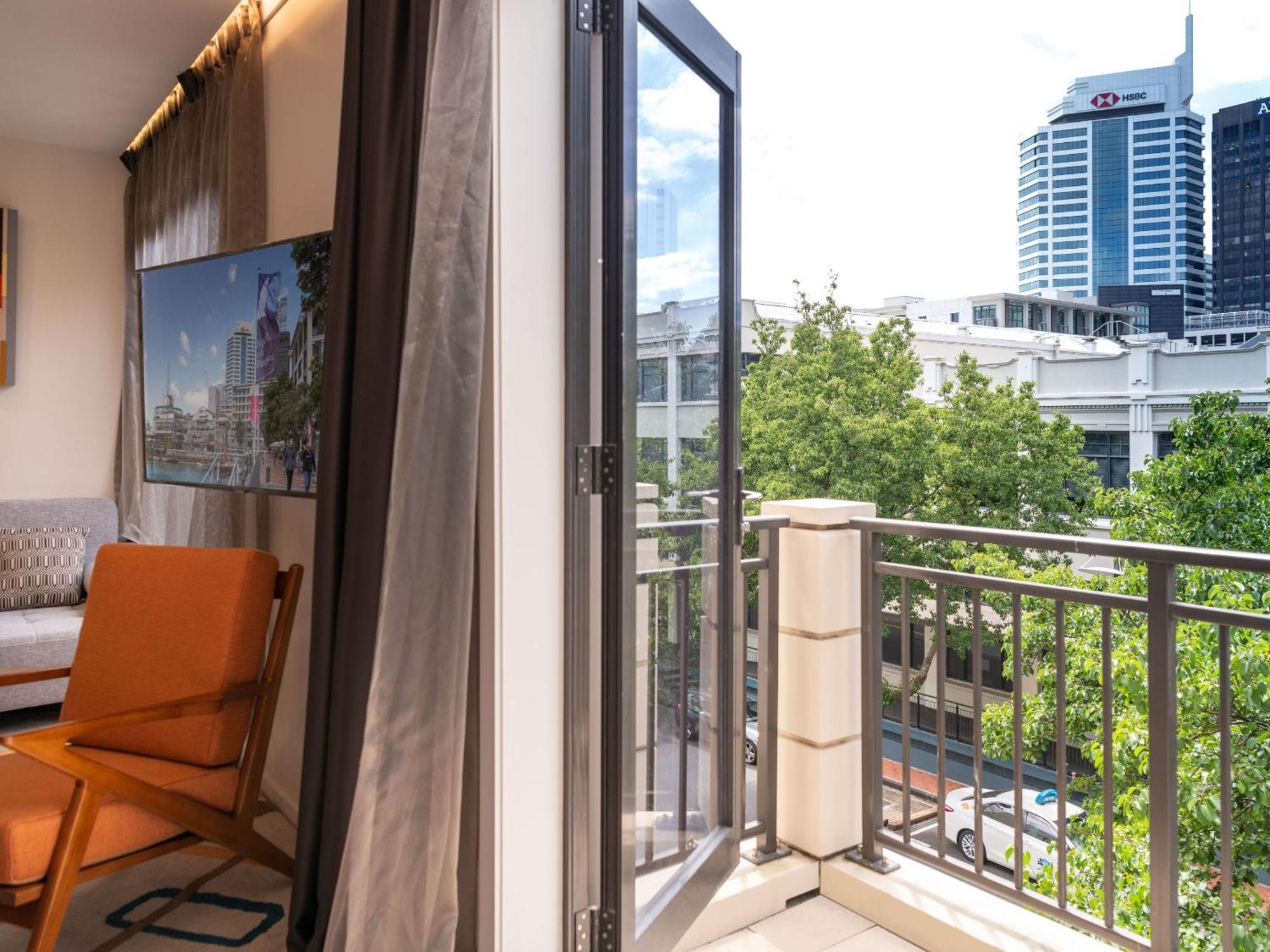 ホテル Ohtel オークランド エクステリア 写真 A balcony in a residential apartment