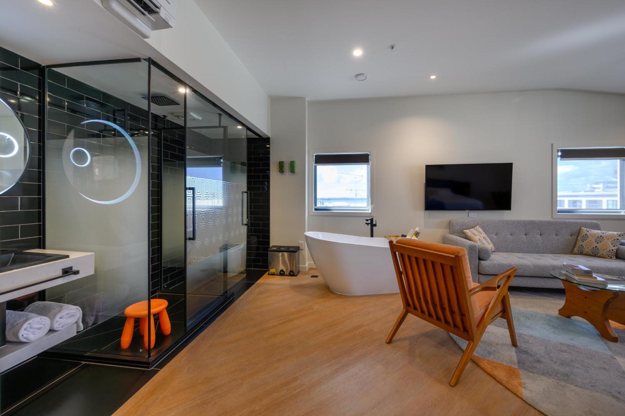 ホテル Ohtel オークランド エクステリア 写真 A modern bathroom with a freestanding bathtub