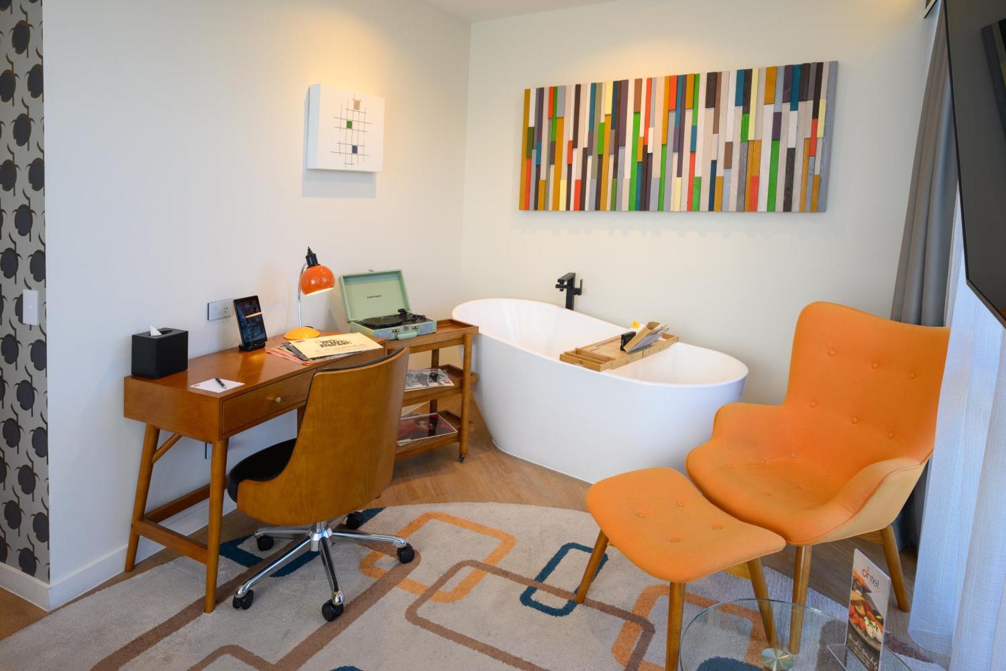 ホテル Ohtel オークランド エクステリア 写真 A freestanding bathtub in a modern bathroom