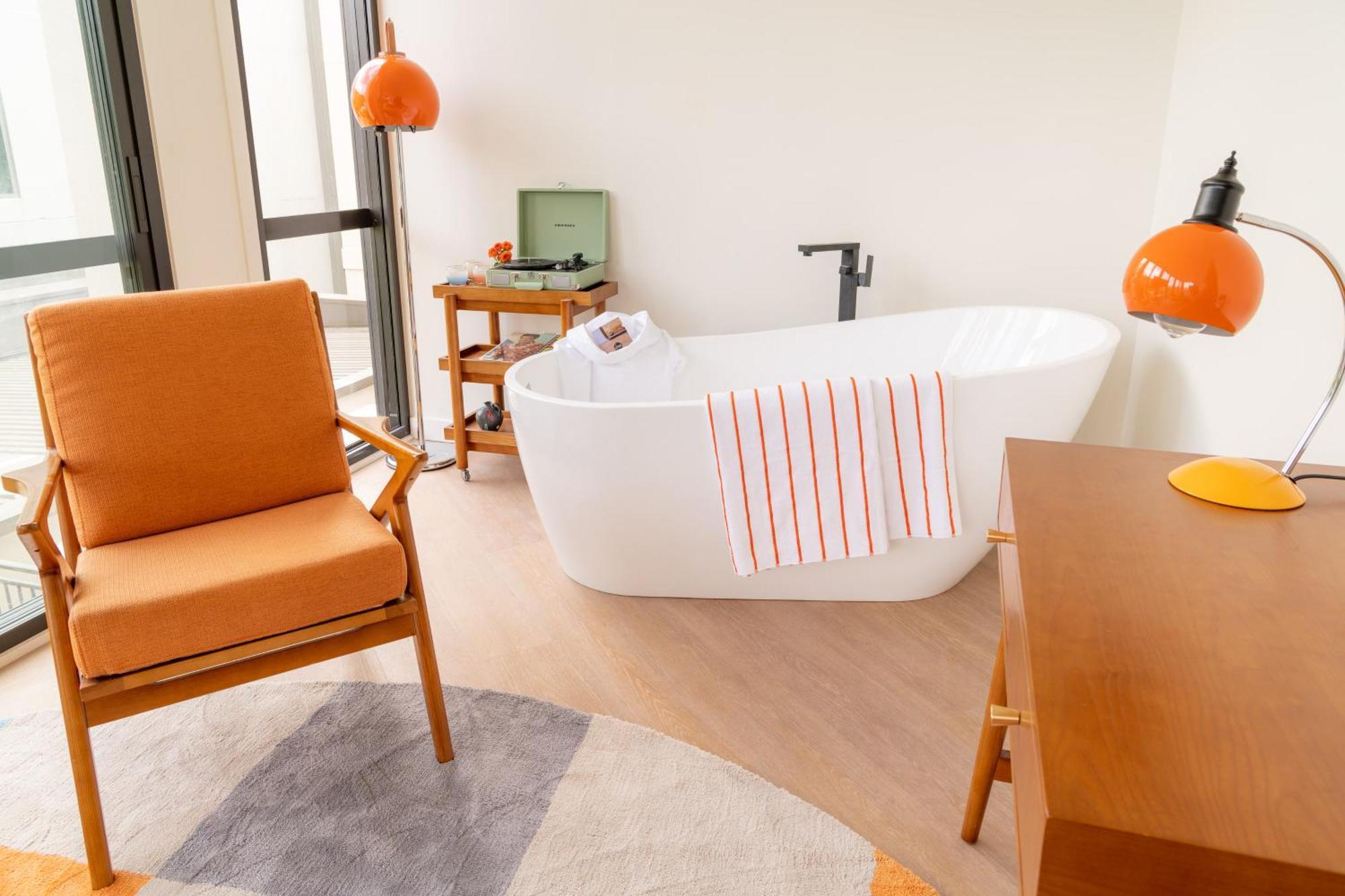 ホテル Ohtel オークランド エクステリア 写真 A freestanding bathtub