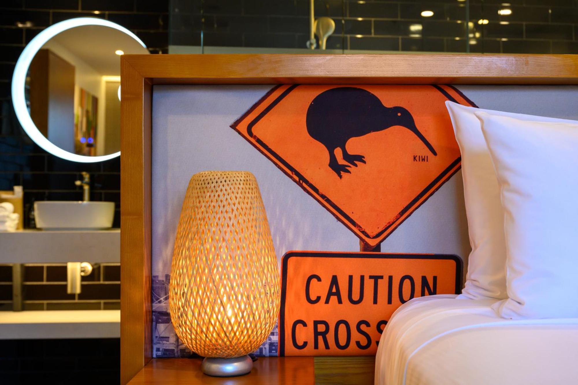 ホテル Ohtel オークランド エクステリア 写真 A warning sign for kiwis