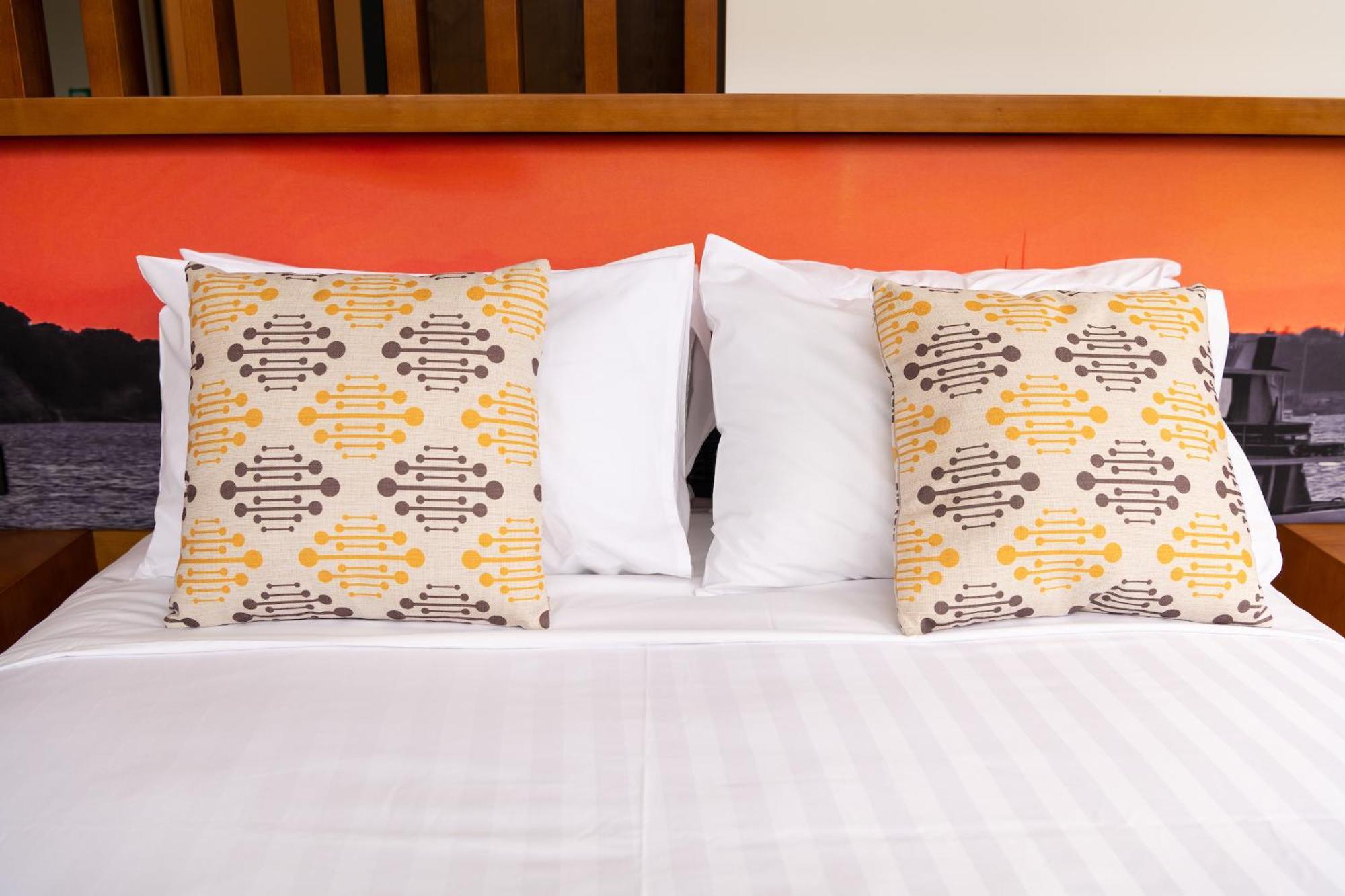 ホテル Ohtel オークランド エクステリア 写真 Two cushions on a bed