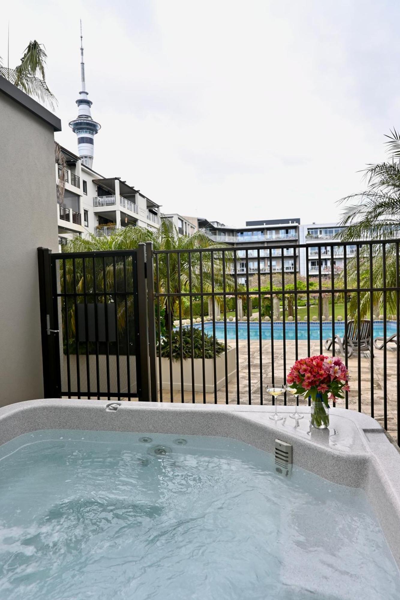 ホテル Ohtel オークランド エクステリア 写真 A spa in a hotel